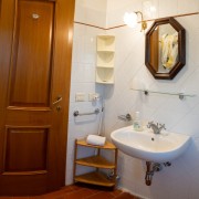 Cabbiavoli-Tuscany-AlbicoccoApartment-bagnoshower