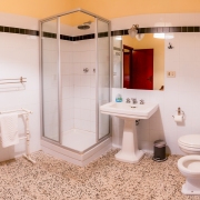 Cabbiavoli-Tuscany-GuardiaApartment-bagnoshower