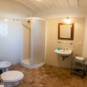 Cabbiavoli-Tuscany-NoceApartment-bagnoshower1