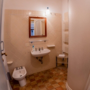 Cabbiavoli-Tuscany-NoceApartment-bagnoshower2