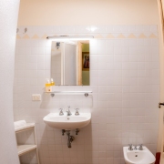 Cabbiavoli-Tuscany-PescoApartment-bagnoshower