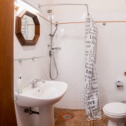 Cabbiavoli-Tuscany-SusinoApartment-bagnoshower