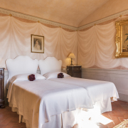 Pinkroom_villa_cabbiavoli_tuscany